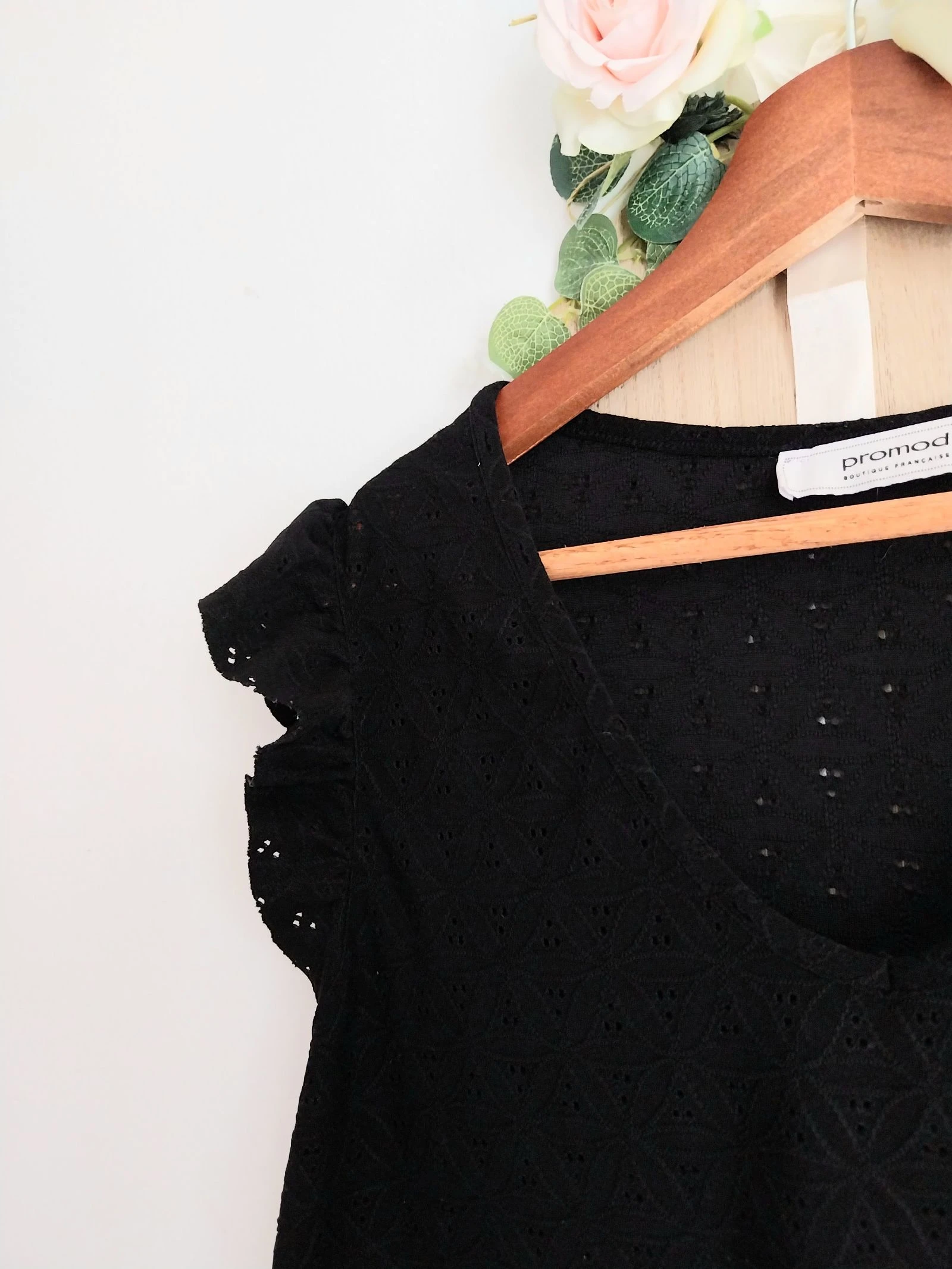 Top negro texturizado con flores agujereado Promod Talla 38 – photo 6